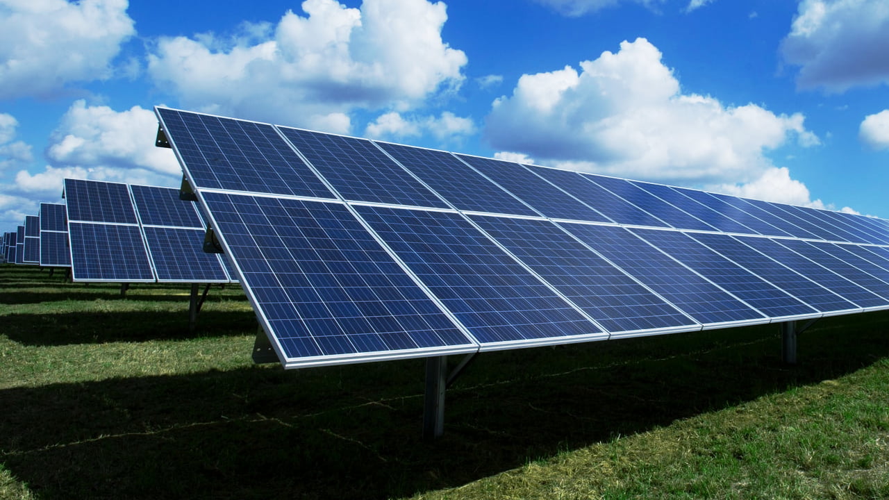 PKO BP ha concedido un préstamo de 92,2 millones de euros a Q-Energy para la construcción de un parque fotovoltaico en la Baja Silesia – Inwestycje.pl
